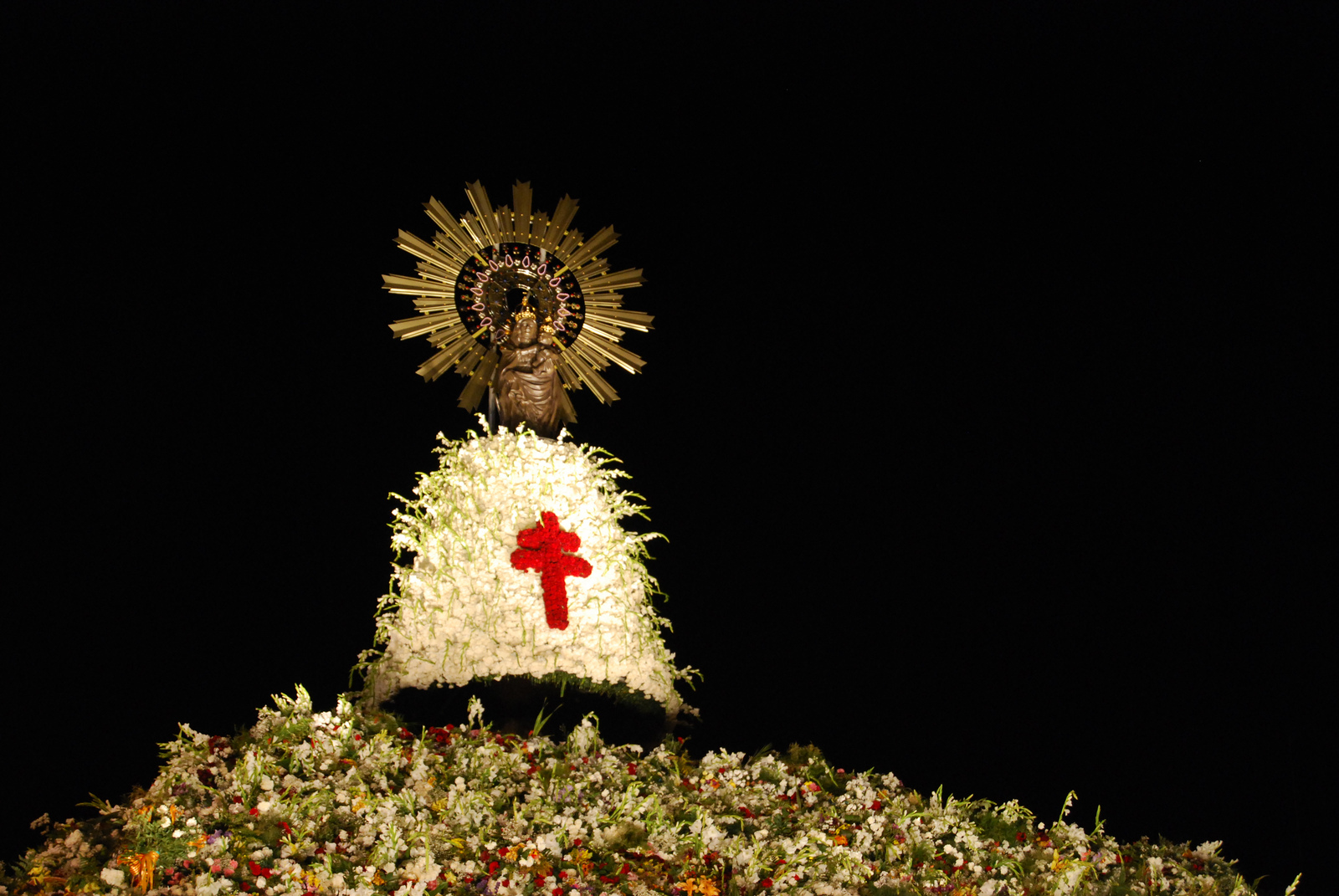 Resultado de imagen de la cruz de lorena y la virgen del pilar
